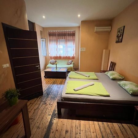 Elegance On A Budget - Rooms For Rent In Sofia Center ภายนอก รูปภาพ