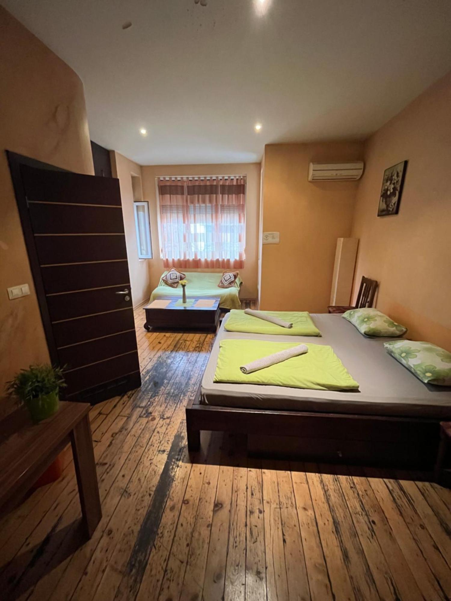 Elegance On A Budget - Rooms For Rent In Sofia Center ภายนอก รูปภาพ