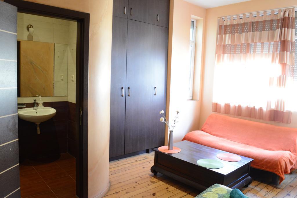 Elegance On A Budget - Rooms For Rent In Sofia Center ภายนอก รูปภาพ
