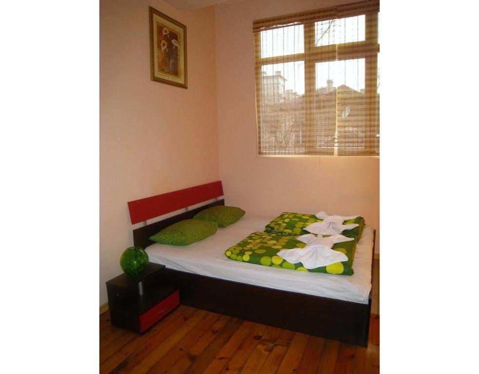Elegance On A Budget - Rooms For Rent In Sofia Center ภายนอก รูปภาพ